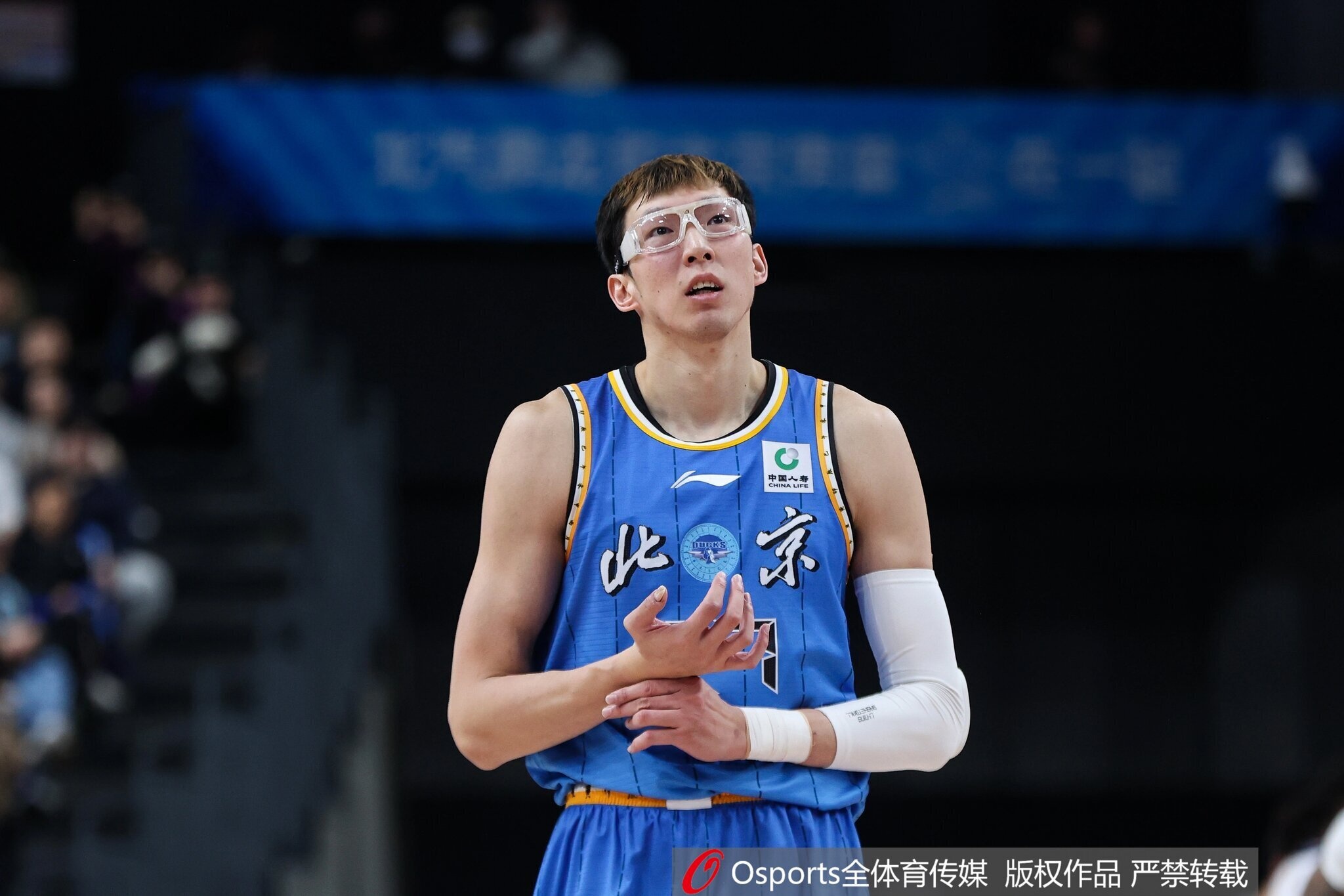 kaiyun-这场打得像外援!周琦终结十分高效 砍下23分13板&抢到7前场板