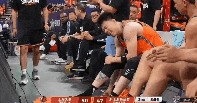 开云-弗格送出本场第3次抢断,张镇麟脚滑踩爆球鞋下场换鞋
